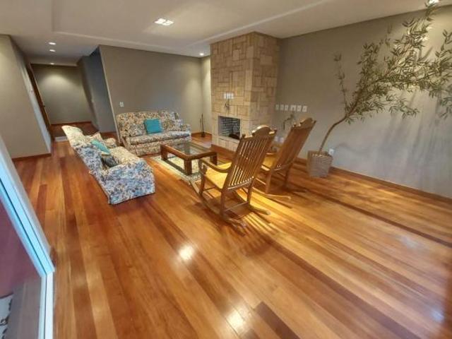 CASA DE QUATRO DORMITÓRIOS EM CONDOMÍNIO FECHADO EM CANELA!