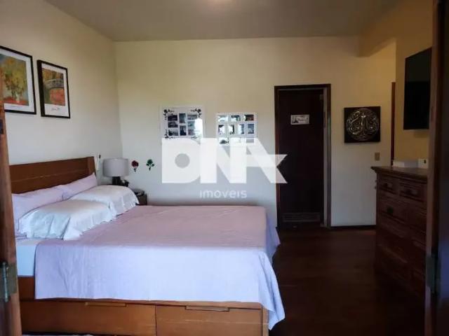 Casa de rua Triplex / Residencial / Botafogo