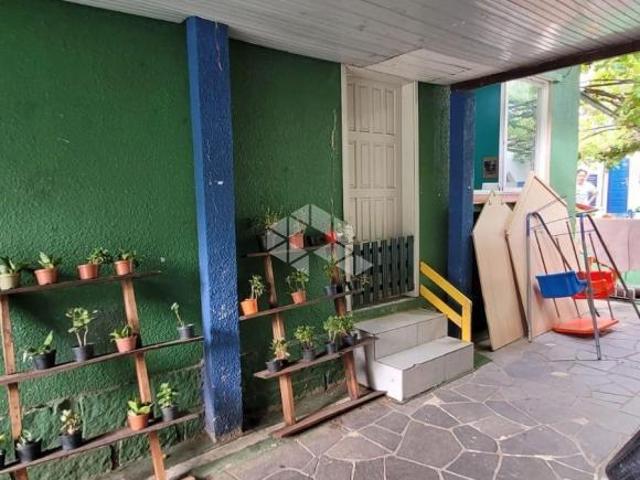 Casa de rua à venda, com pátio frontal e nos fundos bairro Lindóia Porto Alegre / RS