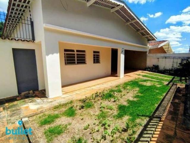 Casa de rua com terreno de 390m2 e supert conservada a venda