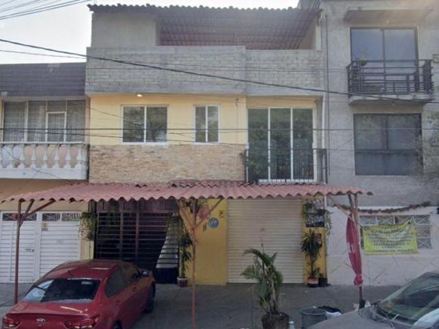 CASA DE REMATE EN ESCUADRÓN 210 IZTAPALAPA, CERCA DE PLAZA PORTAL CHURUBUSCO