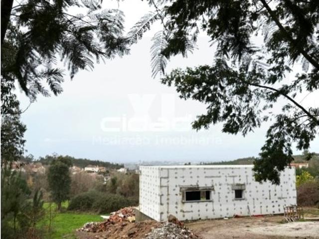 Casa de rés do chão T1, com possibilidade de converter em T2, a poucos minutos de Tábua e com vista para a Serra do Caramulo