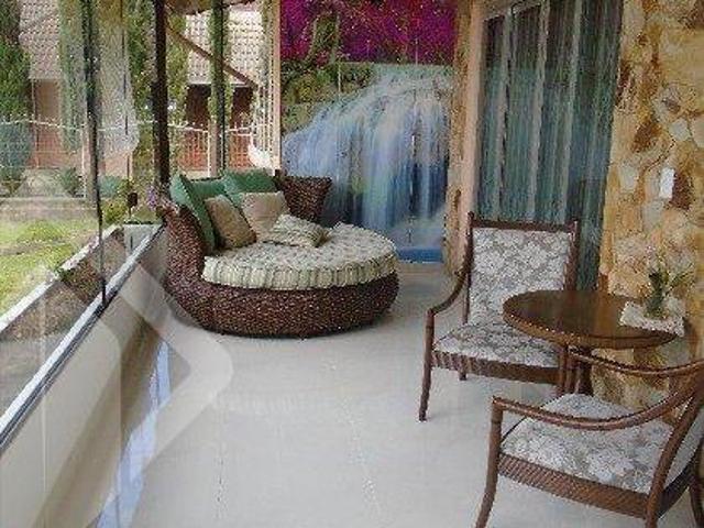 CASA DE SEIS DORMITÓRIOS NO CENTRO DE CANELA!