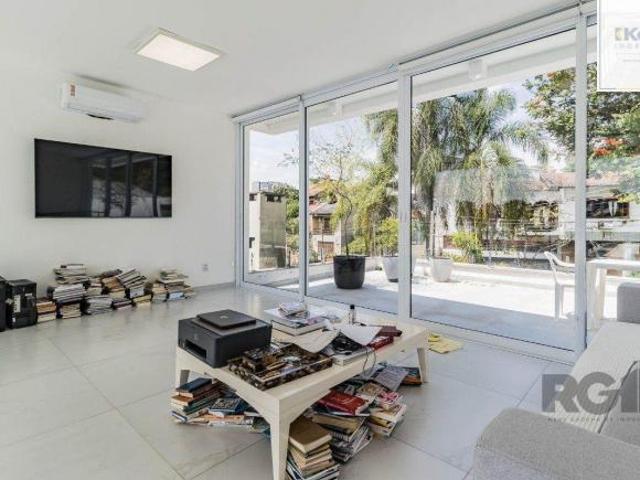 Casa de três dormitórios, suíte e duas vagas de garagem no bairro Chácara das Pe