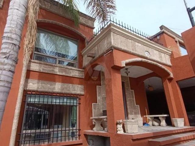 Casa de tres niveles con doble terreno en Residencial Los Pinos