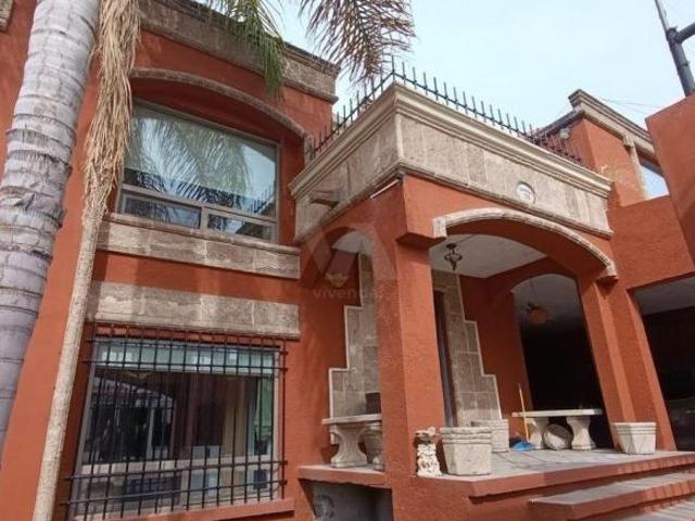 Casa de tres niveles con doble terreno en Residencial Los Pinos