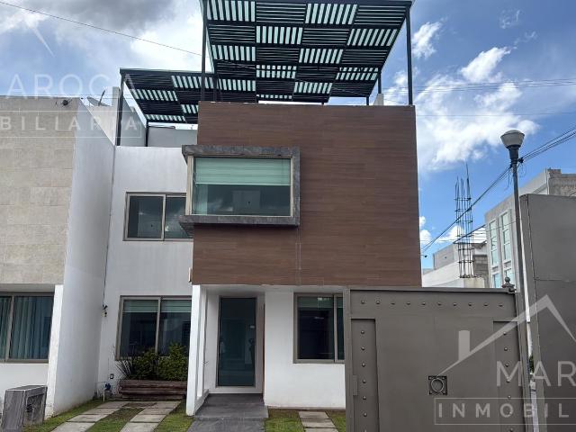 Casa de tres niveles con rooftop equipada