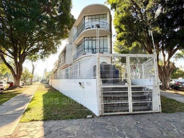 Casa de tres niveles en la colonia Moderna