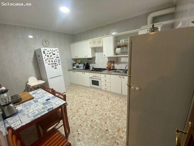 Casa de tres plantas con amplias terrazas y espacios luminosos en cada nivel
