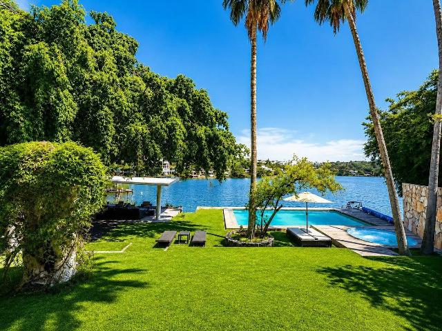 Casa en Tequesquitengo | Residencia de Un Nivel a Orilla del Lago con Muelle, Alberca, Terreno Plano