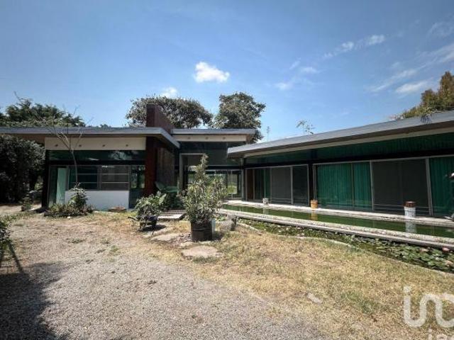 Casa de un nivel con alberca y amplio terreno jardín en Cuernavaca