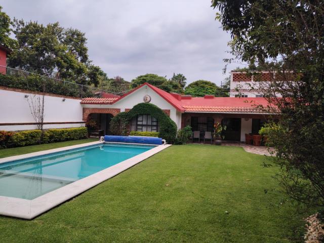 Casa de un nivel con gran jard?n y alberca en Huertas del Llano, Jiutepec