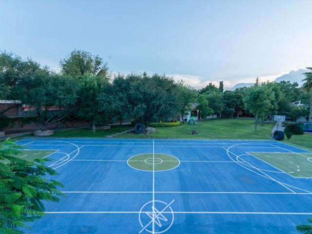 Casa de un nivel de lujo en Venta en Jurica con amplio jard?n y canchas deportivas