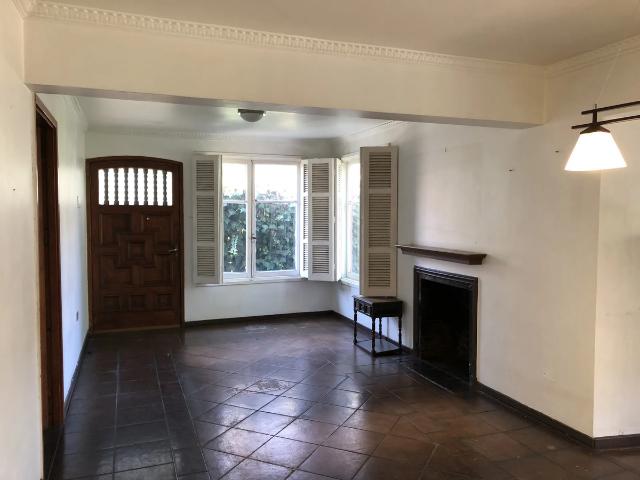 Casa de un piso en pasaje, barrio tranquilo en las condes