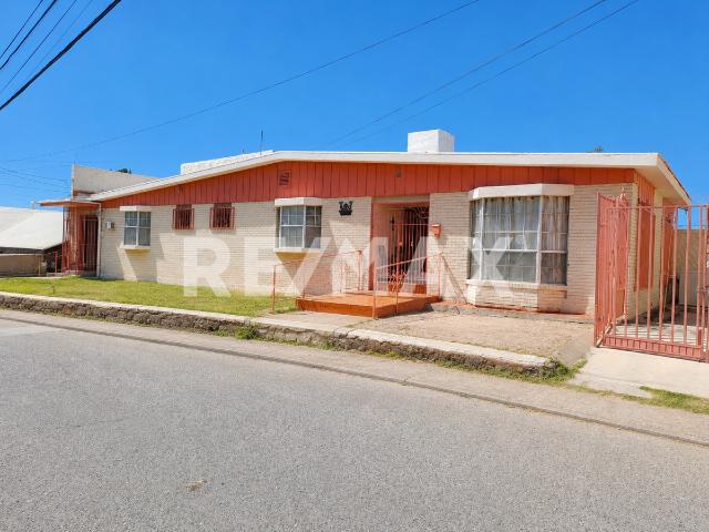 Casa de un piso en venta con departamento y amplio jardín en Los Nogales, $4,350,00