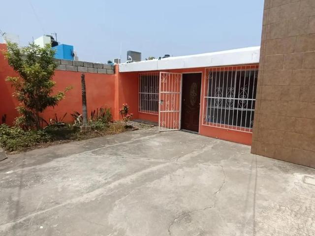 Casa de un piso y 3 rec?maras en Fracc. Flores del Valle. Cerca de Ej?rcito Mexicano