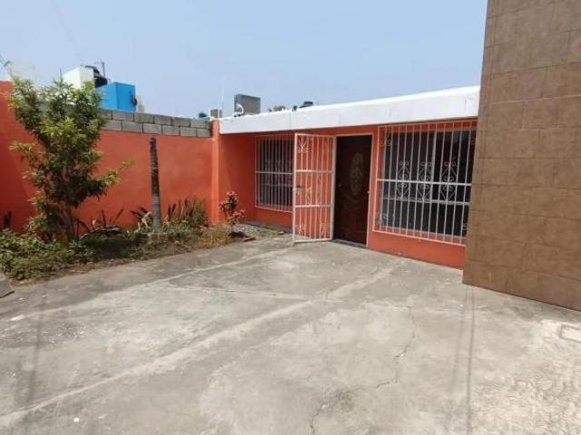 Casa de un piso y 3 recámaras en Fracc. Flores del Valle. Cerca de Ejército Mexicano