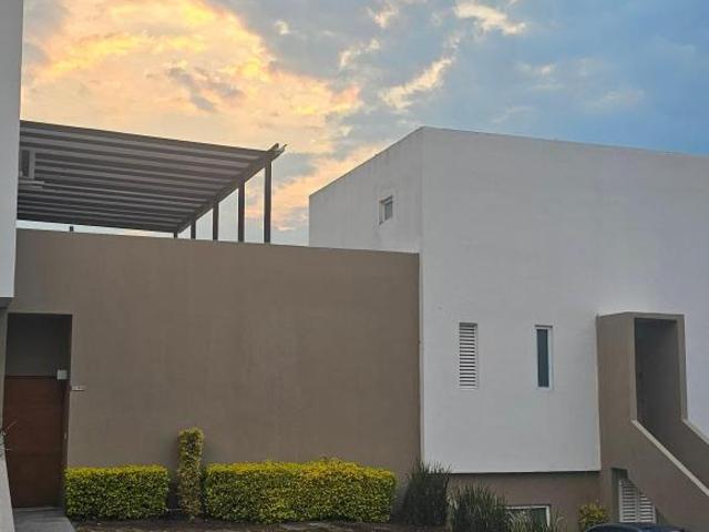 Casa de una planta 211 m² con 2 recámaras en venta en Corregidora. Totalmente amueblada
