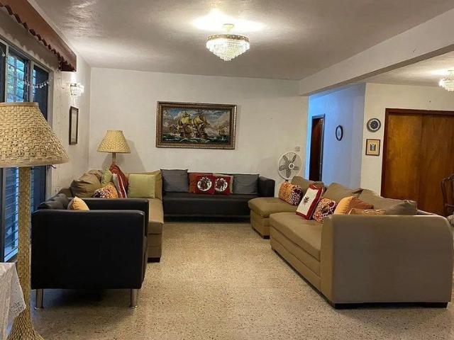 Casa de una planta con alberca ideal para casa o negocio