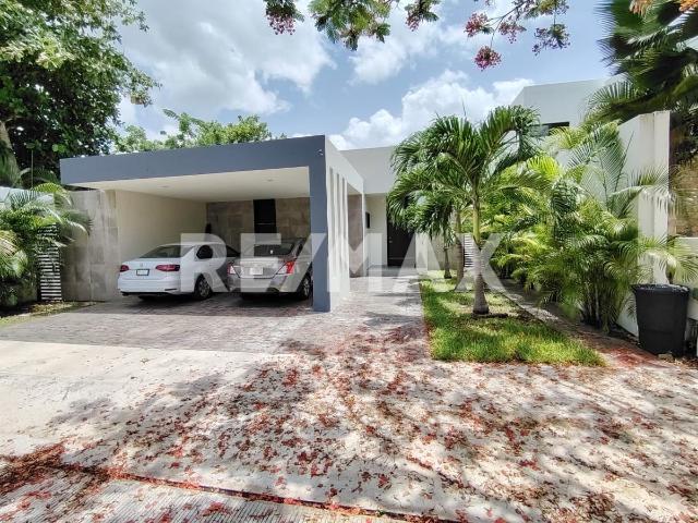 Casa de una planta con alberca y terraza en privada premium al norte de Mérida