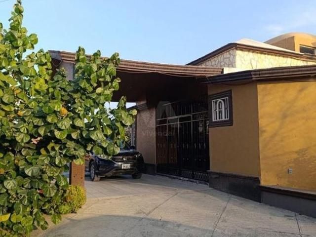 Casa de una planta, con alberca y paneles solares en Portal de Aragón