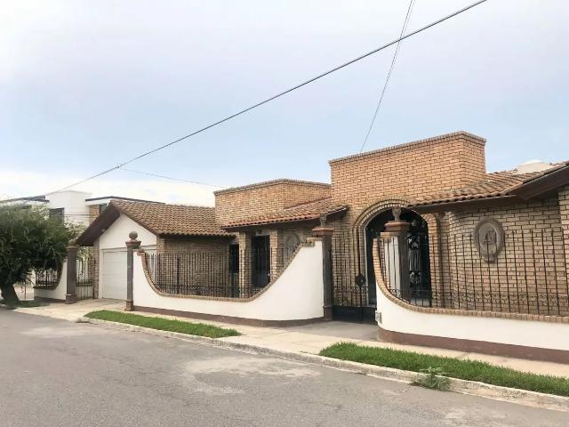 Casa de Una Planta con Amplios Espacios, Jardín y Área Social Equipada