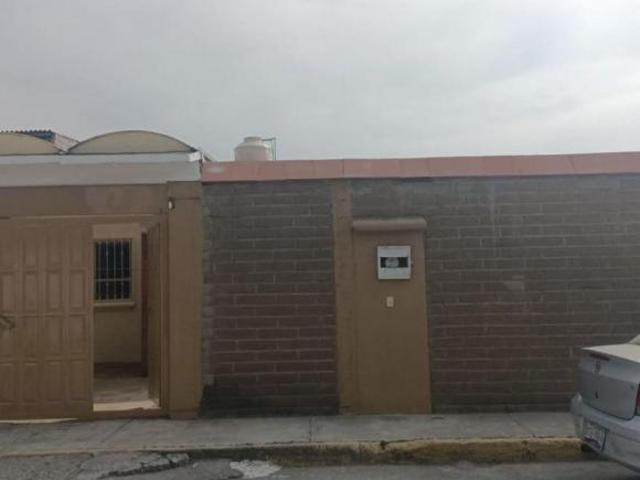 CASA DE UNA PLANTA CON TRES RECAMARAS Y JARDIN