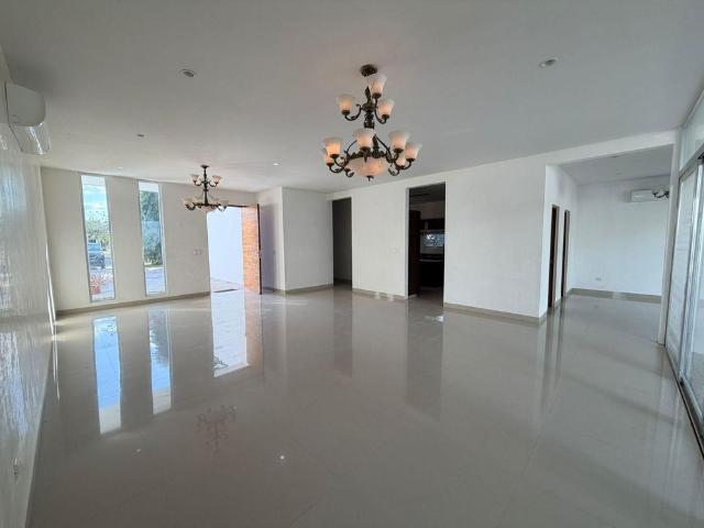 Casa de una planta, de 3 recámaras + family room en La Rejoyada