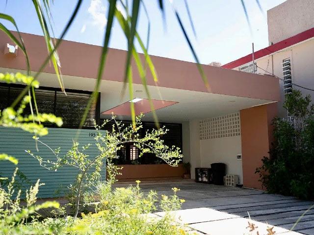 Casa de Una Planta: Diseño Moderno, Luz Natural y Jardín cerca de P. Montejo