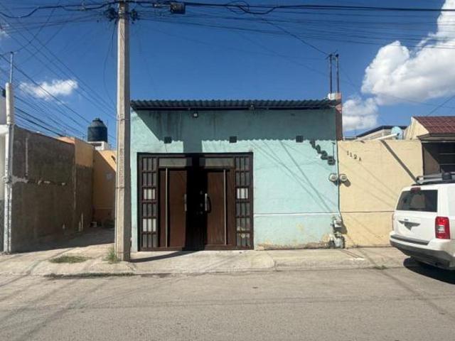 CASA DE UNA PLANTA EN INDUSTRIAL SAN LUIS EJE 104 CERCA DE AVDA INDUSTRIAS