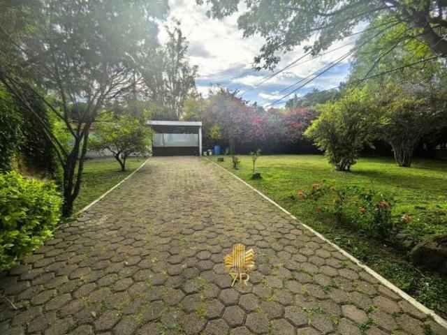 Casa de una planta en Jurica Campestre con alberca en VENTA para remodelar