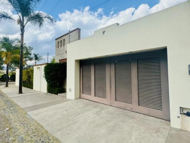 Casa de una planta en venta con alberca | lomas de comanjill