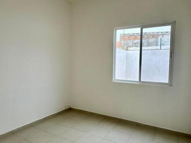 Casa de una planta separada por pasillo de servicio