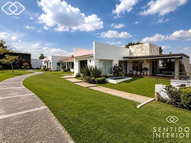 Casa de Una Sola Planta con Gran Jardín de 2,000 m² y Áreas Sociales