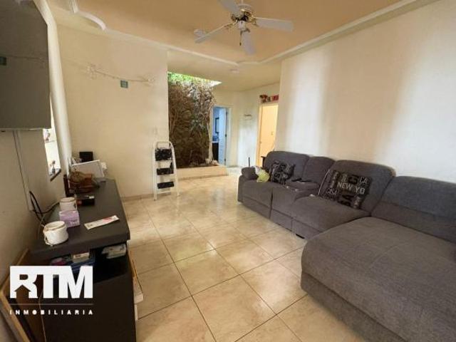 CASA DE UNA SOLA PLANTA EN VENTA, EN COLINAS DEL PARQUE