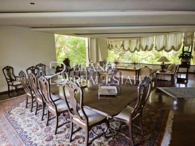 Casa de vila com 1350m², 5 suítes, 5 vagas, piscina a venda no Morumbi
