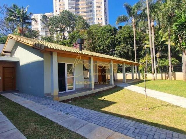 Casa de vila. Térrea e construção nova com muito jardim