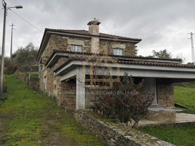 Casa de Xisto com 4 Quartos e Grande Terreno em Alijó Ideal para Investimento ou Residência