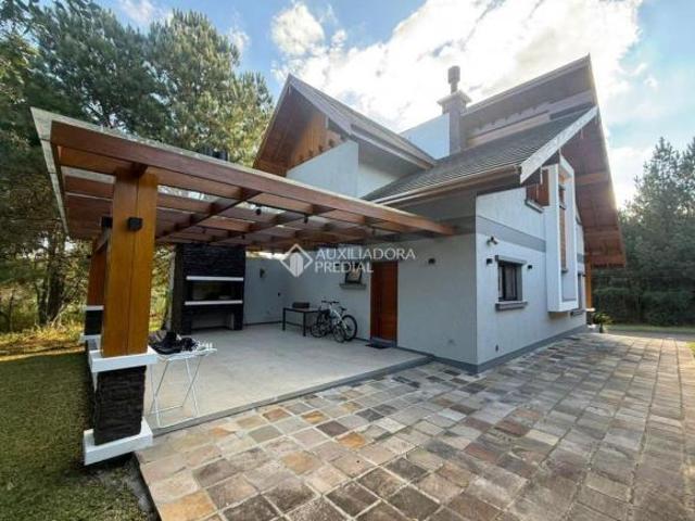 Casa de 04 dormitórios em Gramado com excelente localização