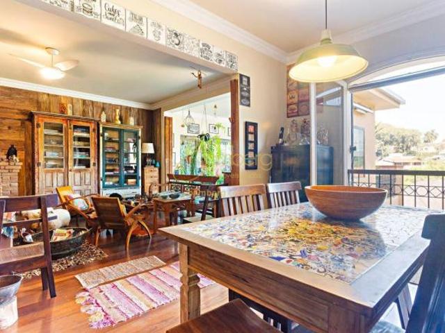 Casa de 04 dormitorios próxima a praça Vinicius de Moraes !