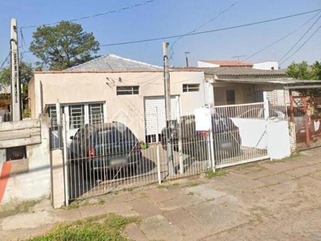 Casa de 02 dormitórios e duas vagas para carro no bairro Sarandi