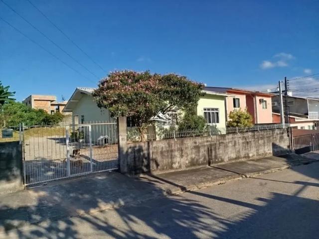 Casa de 03 dorm c/suíte, terreno com 438m² escriturado e mais 350m² area verde