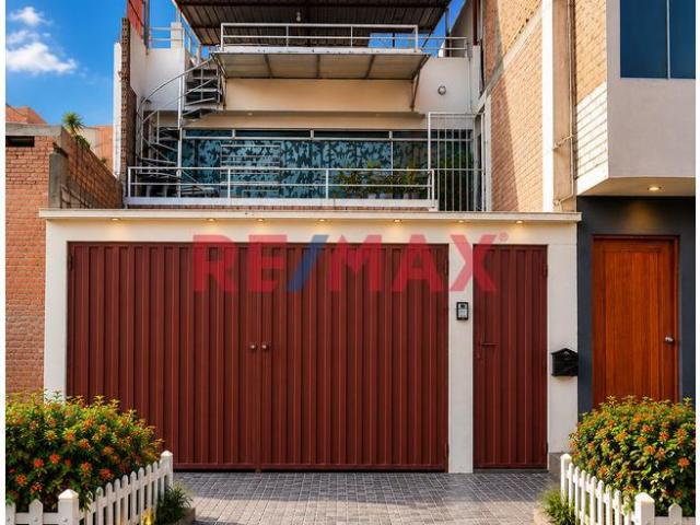 ¡Casa De 03 Pisos 01 Departamentos Por Cada Piso A.T.: 120Mt2, Cada Piso Independizado En Sunarp! Oportunidad Única En Ancón!
