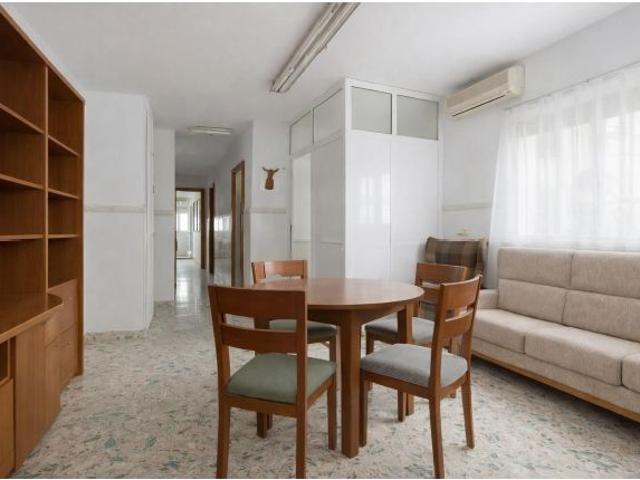CASA DE 154 M2 EN PLENO CENTRO DE ALBORACHE 2 VIVIENDAS Y GRAN GARAJE !