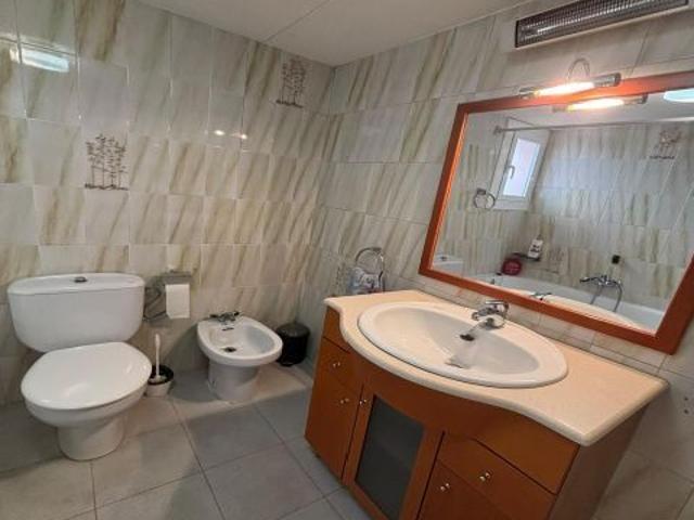Casa de 194 m2 con 6 habitaciones y terraza en el centro de Bítem Tortosa