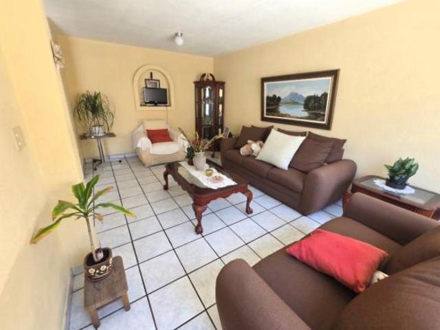 Casa con 3 recámaras,2 autos comedor muy amplio, oficina, en venta en Las Águilas, Zapopan Jal