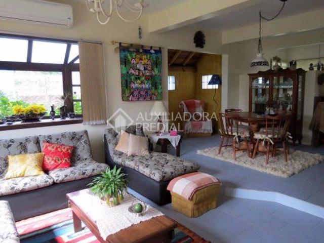 Casa de 132m² com terreno 490m próximo ao centro de Canela