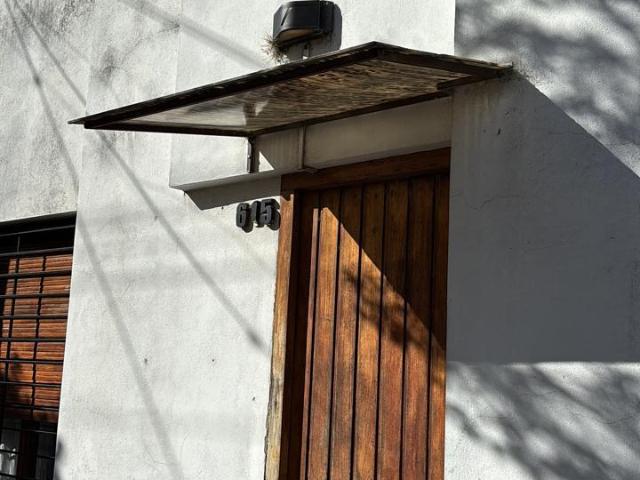 Casa de 1 dormitorio en planta alta, con patio