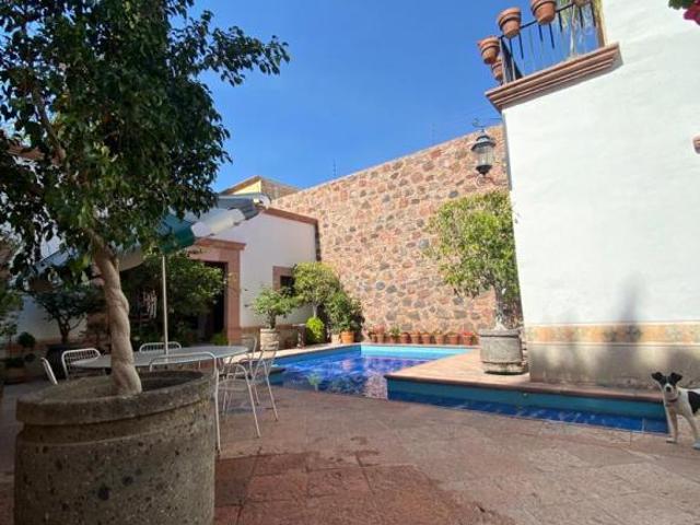 CASA DE 1 PISO CON ALBERCA EN VENTA EN PLENO CENTRO HISTÓRICO DE QUERÉTARO