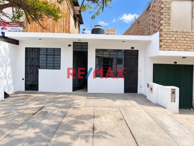 Casa De 1 Piso En Venta Como Terreno – 200 M² | Cda 22 Av Las Flores, Sjl – Us$ 220,000